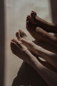 2 pares de pies de diferente tono de piel